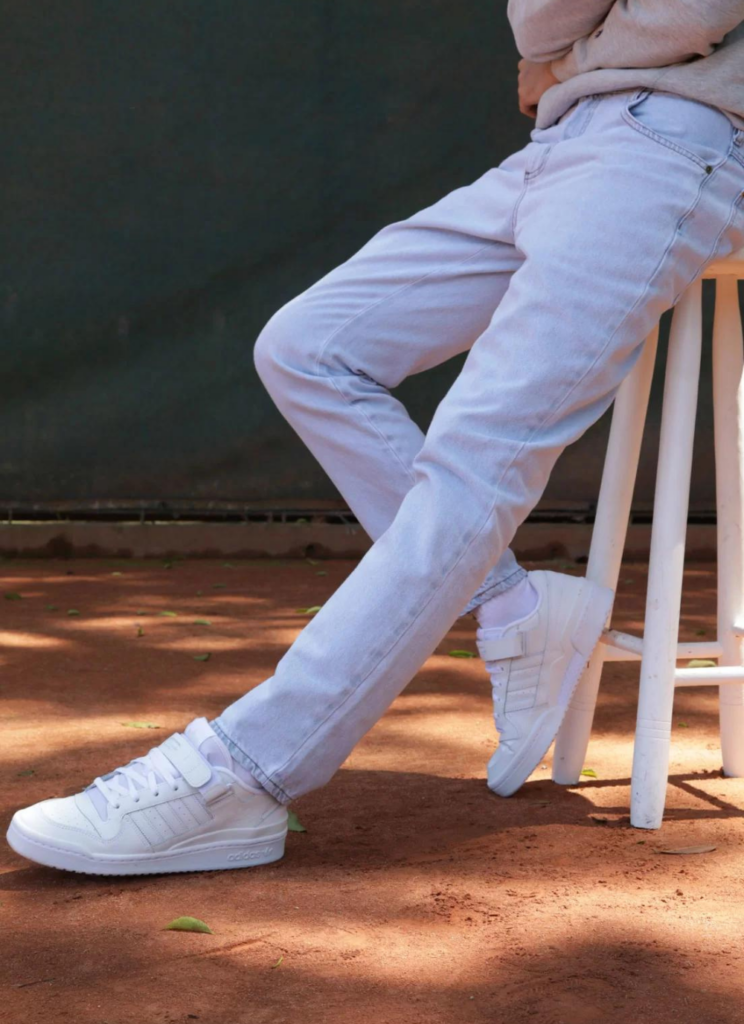 looks com calça jeans e tenis