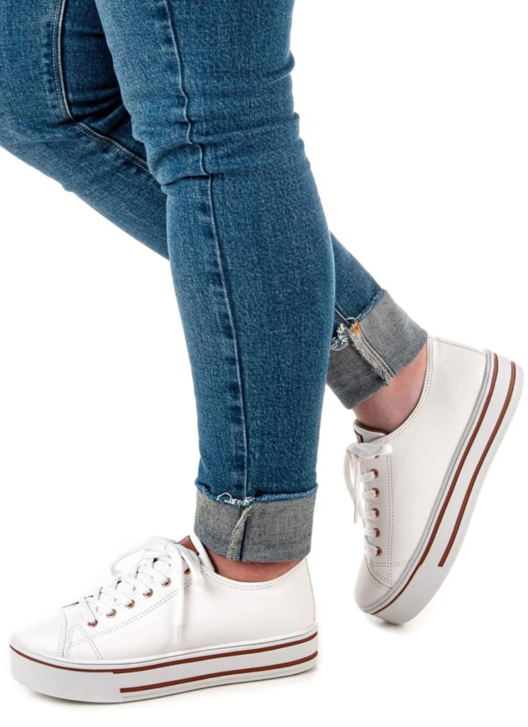 looks com calça jeans e tenis