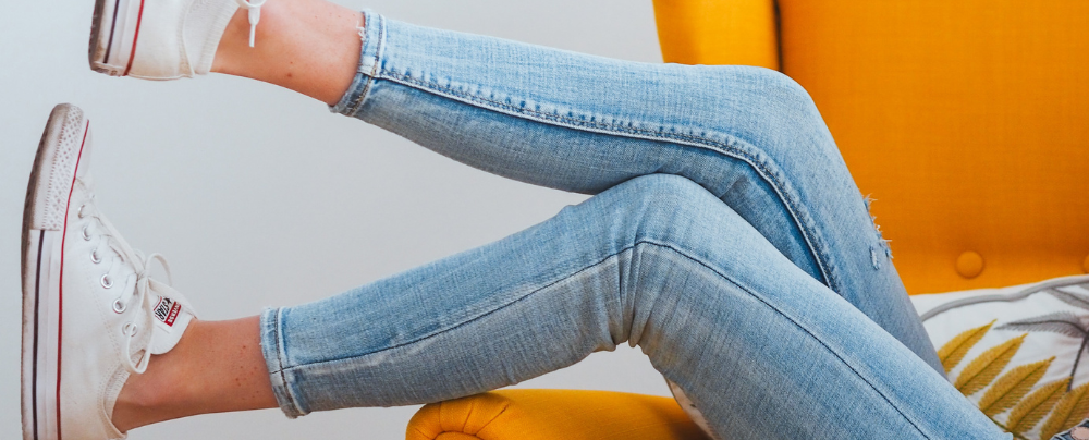 looks com calça jeans e tenis