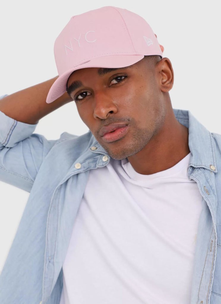 Imagem de um homem com boné rosa