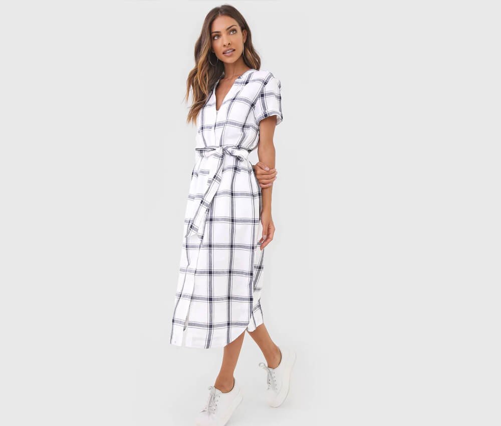 modelo posando de vestido com tênis branco