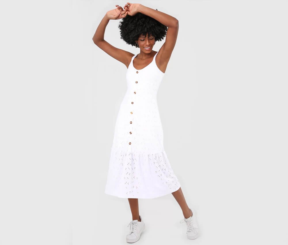modelo posando de vestido com tênis branco