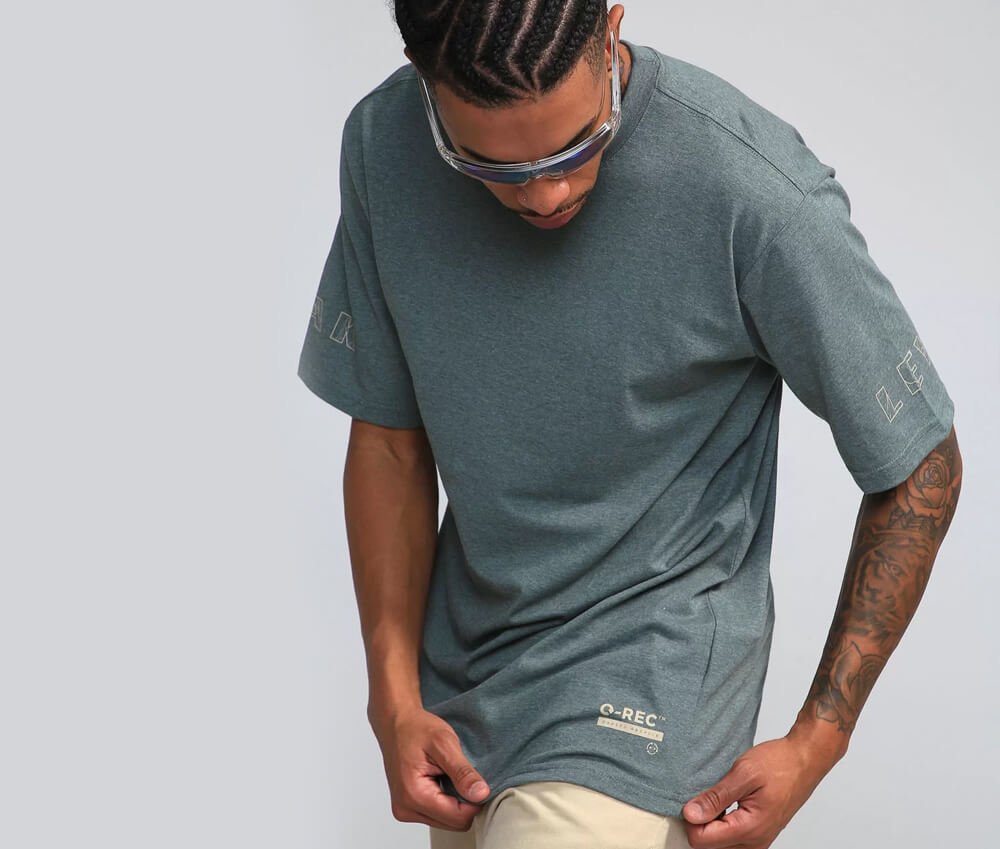 homem usando um dos tipos de camiseta longline mostrando detalhe da peça