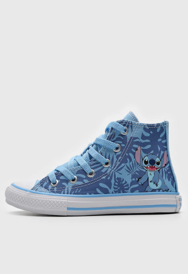 All Star infantil azul com cano alto e estampa do personagem Stitch e folhas ao fundo com temática havaiana.