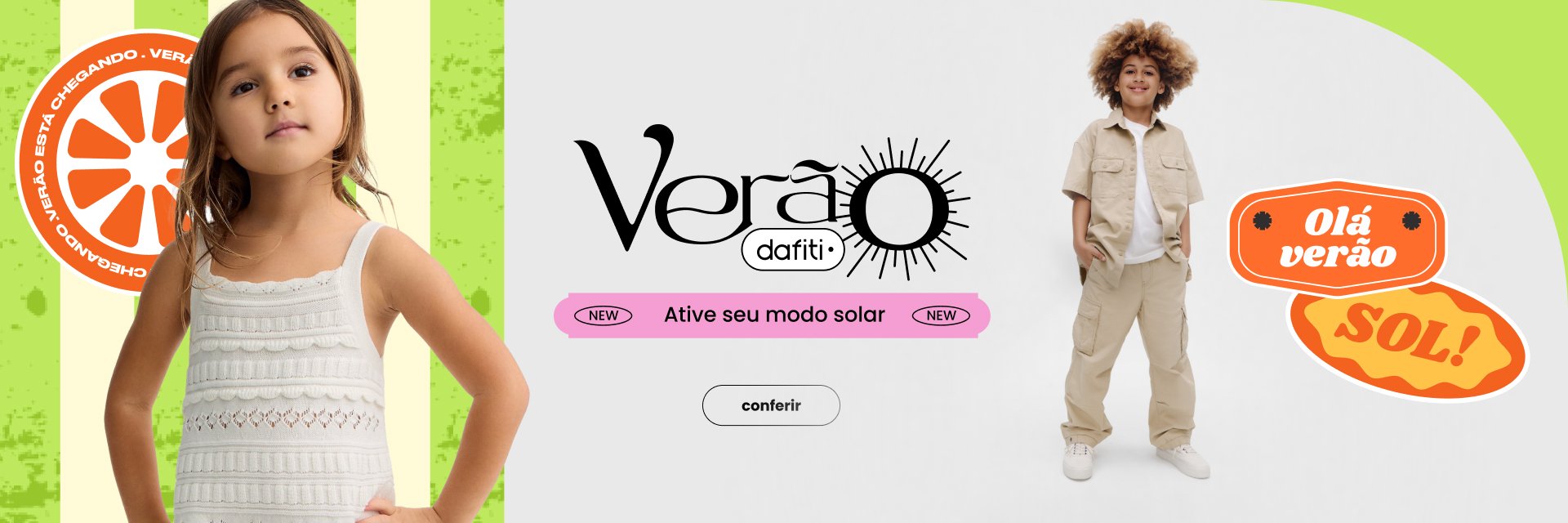 Banner de verão com menina em vestido branco e menino em camisa branca, ambos sorrindo e radiantes.