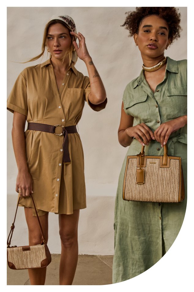 Duas mulheres, uma de vestido bege e outra de vestido verde, com bolsas marrons, posando em um local ao ar livre.