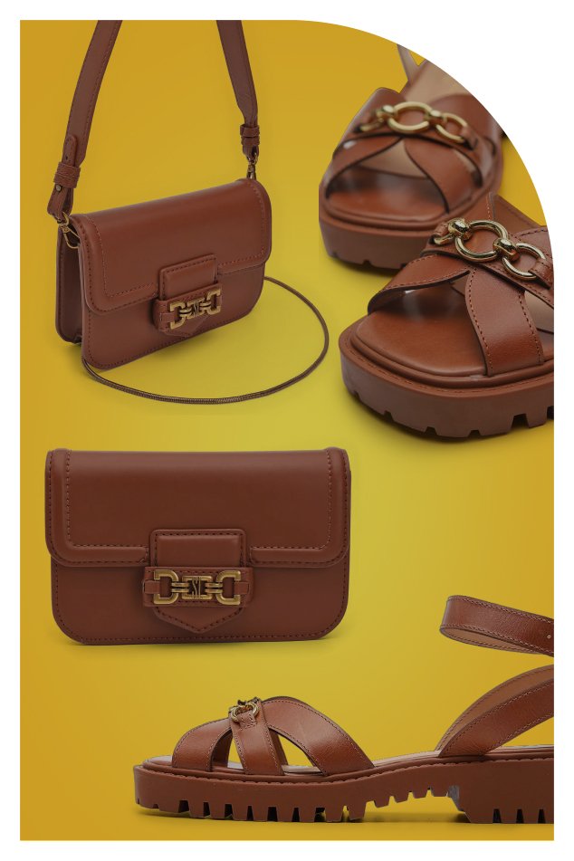 Sandália de couro marrom, bolsa e sapatos dispostos em uma superfície clara, destacando a elegância dos acessórios.