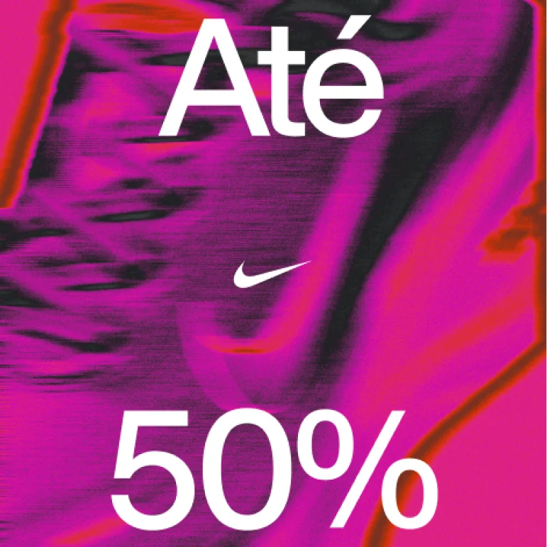 Banner promocional Nike com fundo abstrato em rosa, roxo, preto e vermelho, com o texto “Até 50%” em letras brancas e logotipo Nike ao centro.