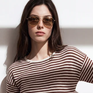 Mulher usando óculos de sol e blusa listrada