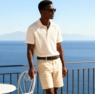 Homem usando camisa polo branca e shorts