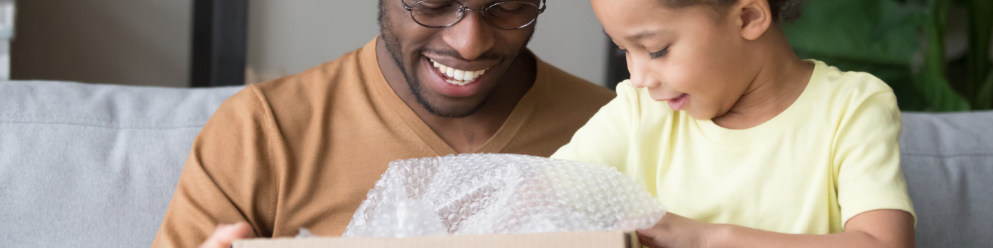 Pai e filho desembalando encomenda