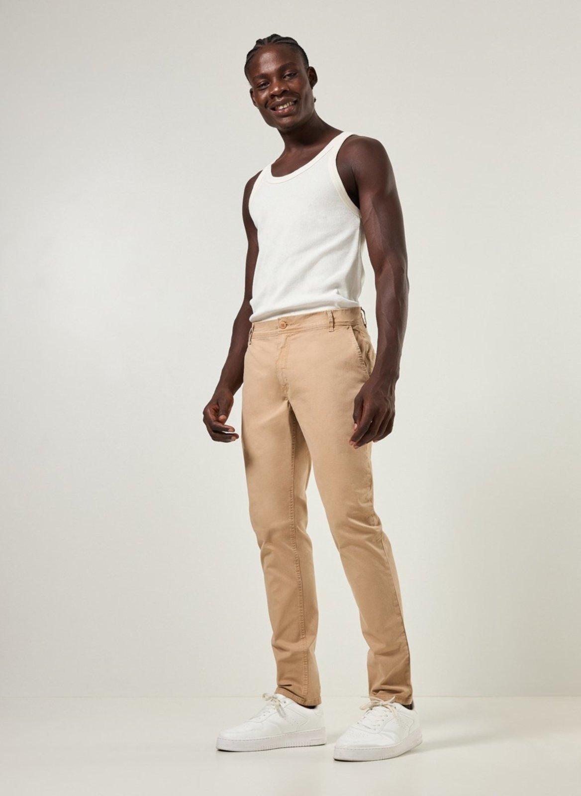 Calça Chino Slim Em Sarja Caqui