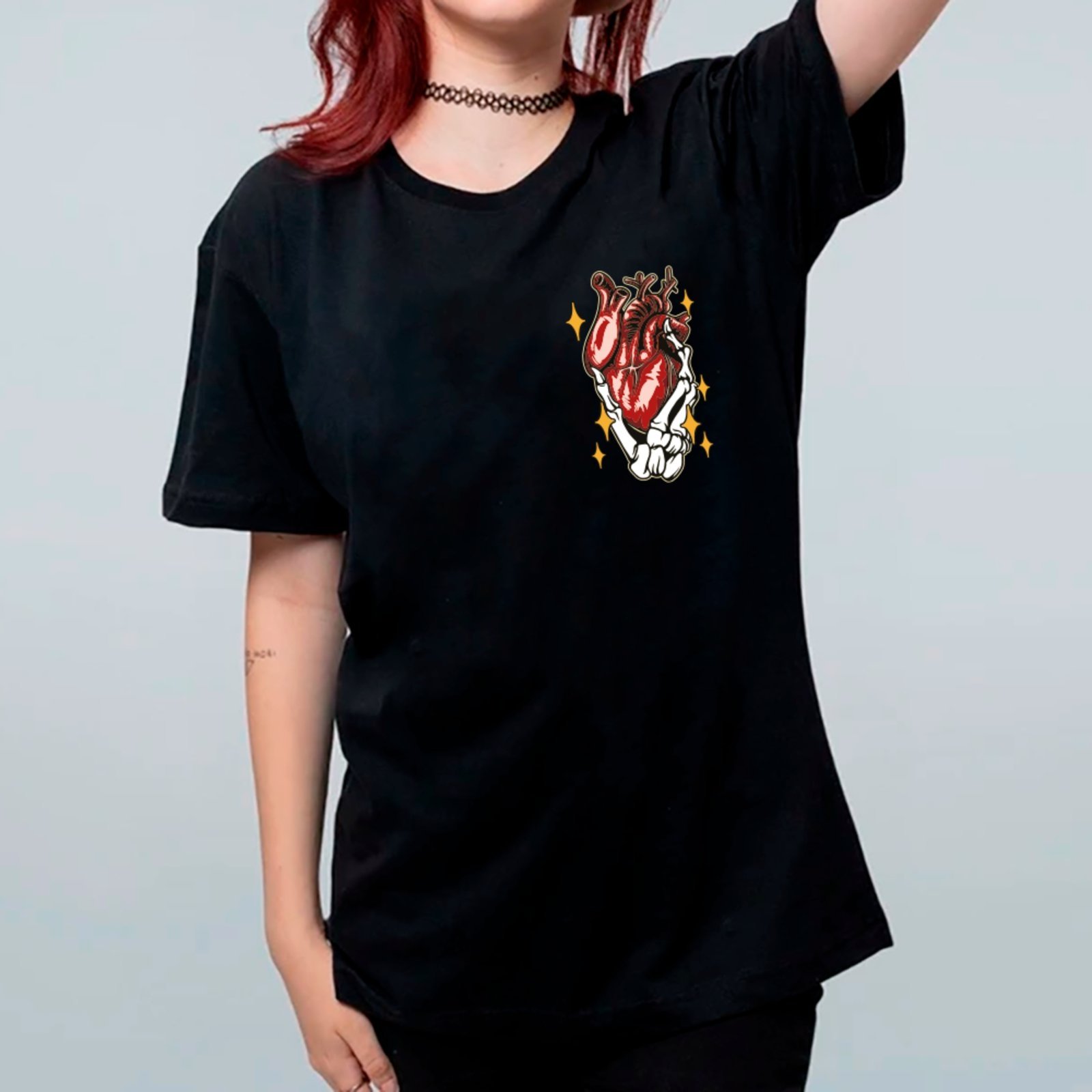 Vista 2 Camiseta Ousy Streetwear Don’t Leave Me Coração com Mãos Oversized Unissex preto ousy preto