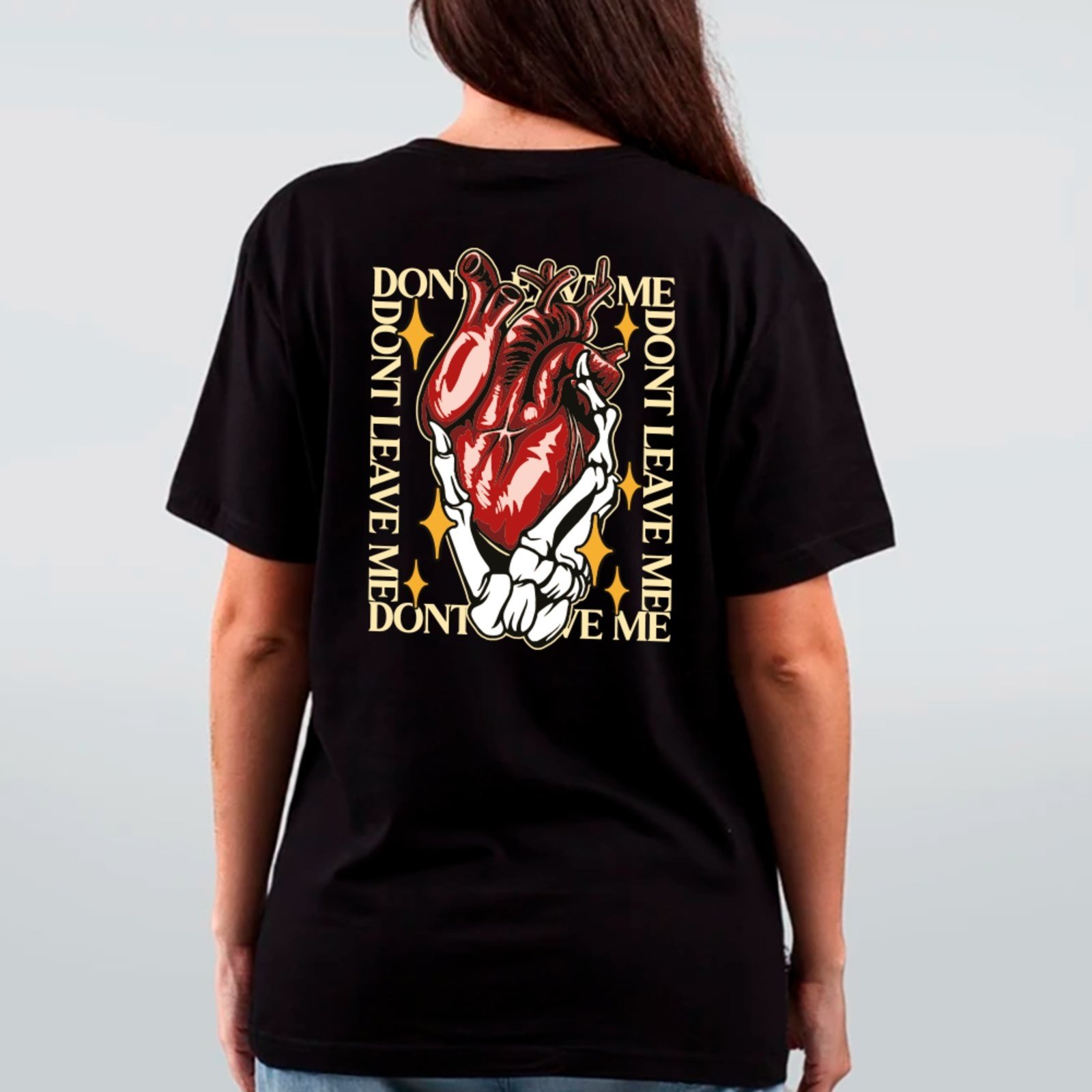 Vista 3 Camiseta Ousy Streetwear Don’t Leave Me Coração com Mãos Oversized Unissex preto ousy preto