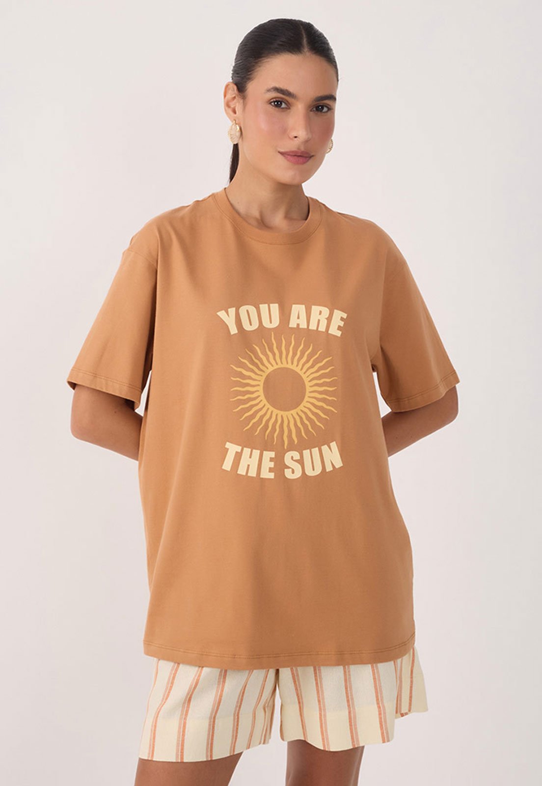 Camiseta Dress To Reta You Are The Sun Caramelo