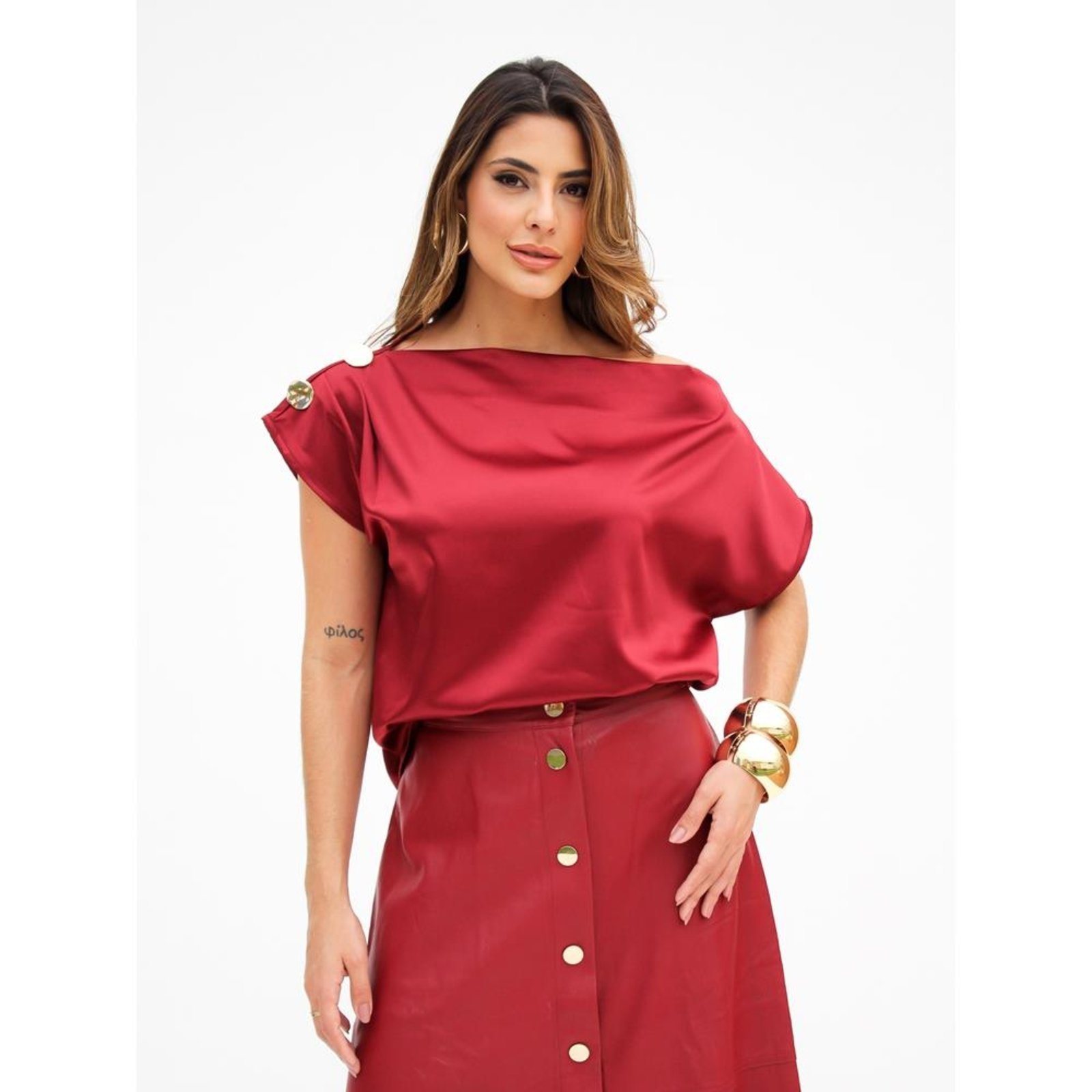 Blusa Feminina Acetinada Assimétrica com Detalhes em Metal e Modelagem Arrojada