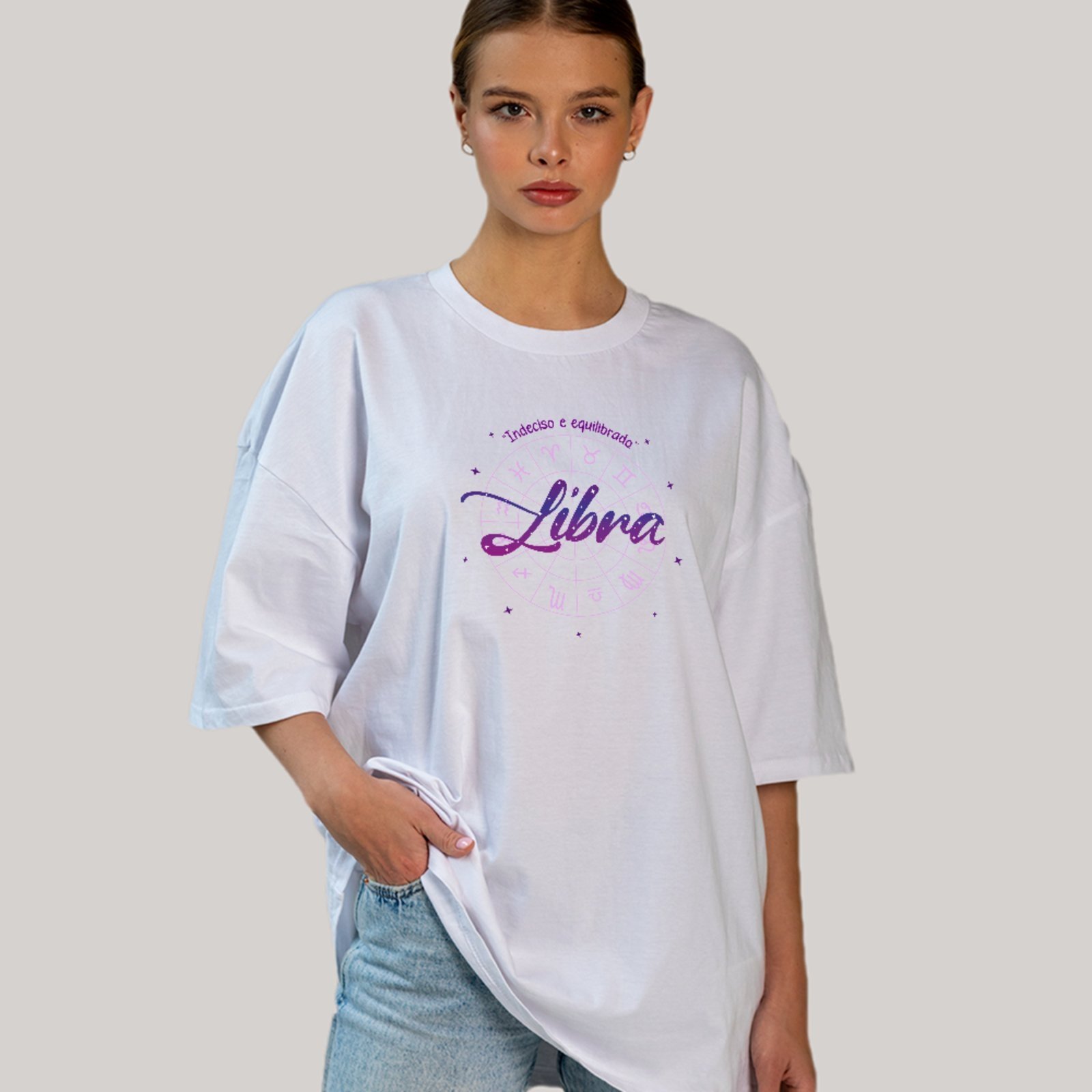 Vista 2 Camiseta Ousy Signo Libra Indeciso e Equilibrado Oversized Unissex branco ousy branco