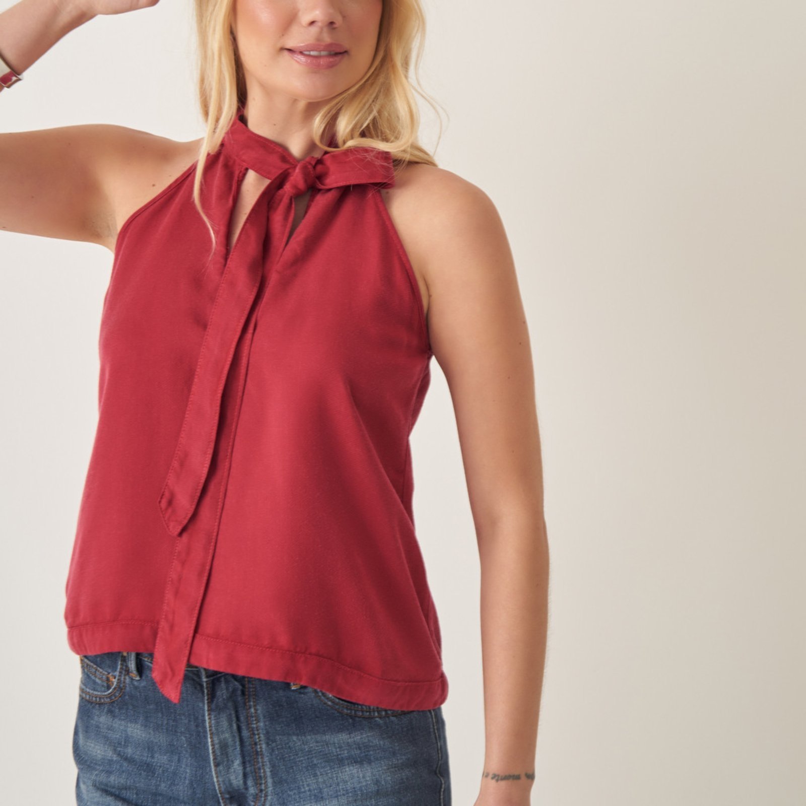 Vista 3 Blusa Tencel Cava Americana com Laço Bloom vermelho Bloom vermelho