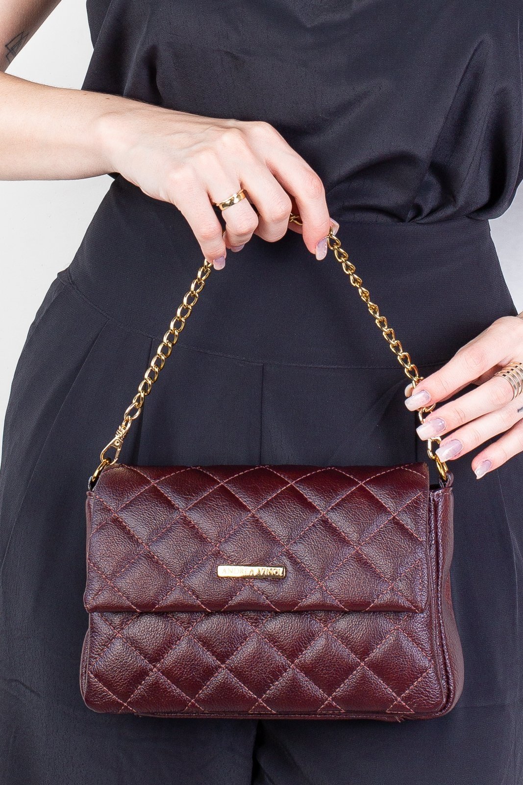 Bolsa de couro com corrente matelassê Giulia - Marsala