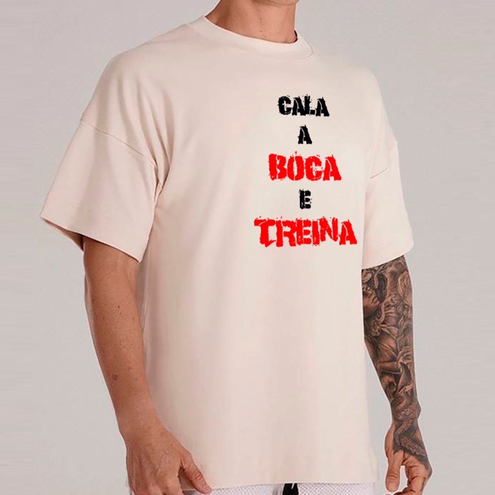 Vista 2 Camiseta Ousy Básica Fala Menos e Treina Mais Unissex Off White off-white white ousy off-white white