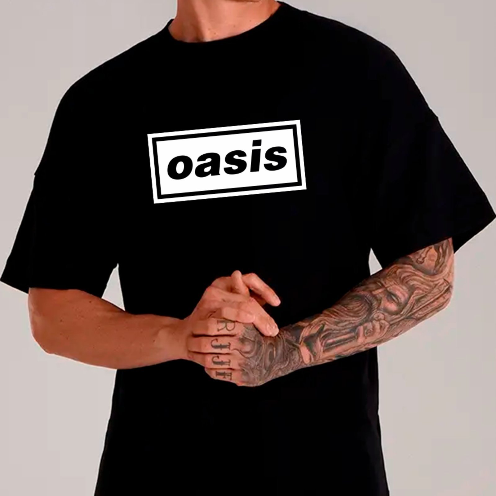 Camiseta Ousy Oversized Oasis Logo Clássico Banda Inglesa Britpop Rock Anos 90 Unissex Preto