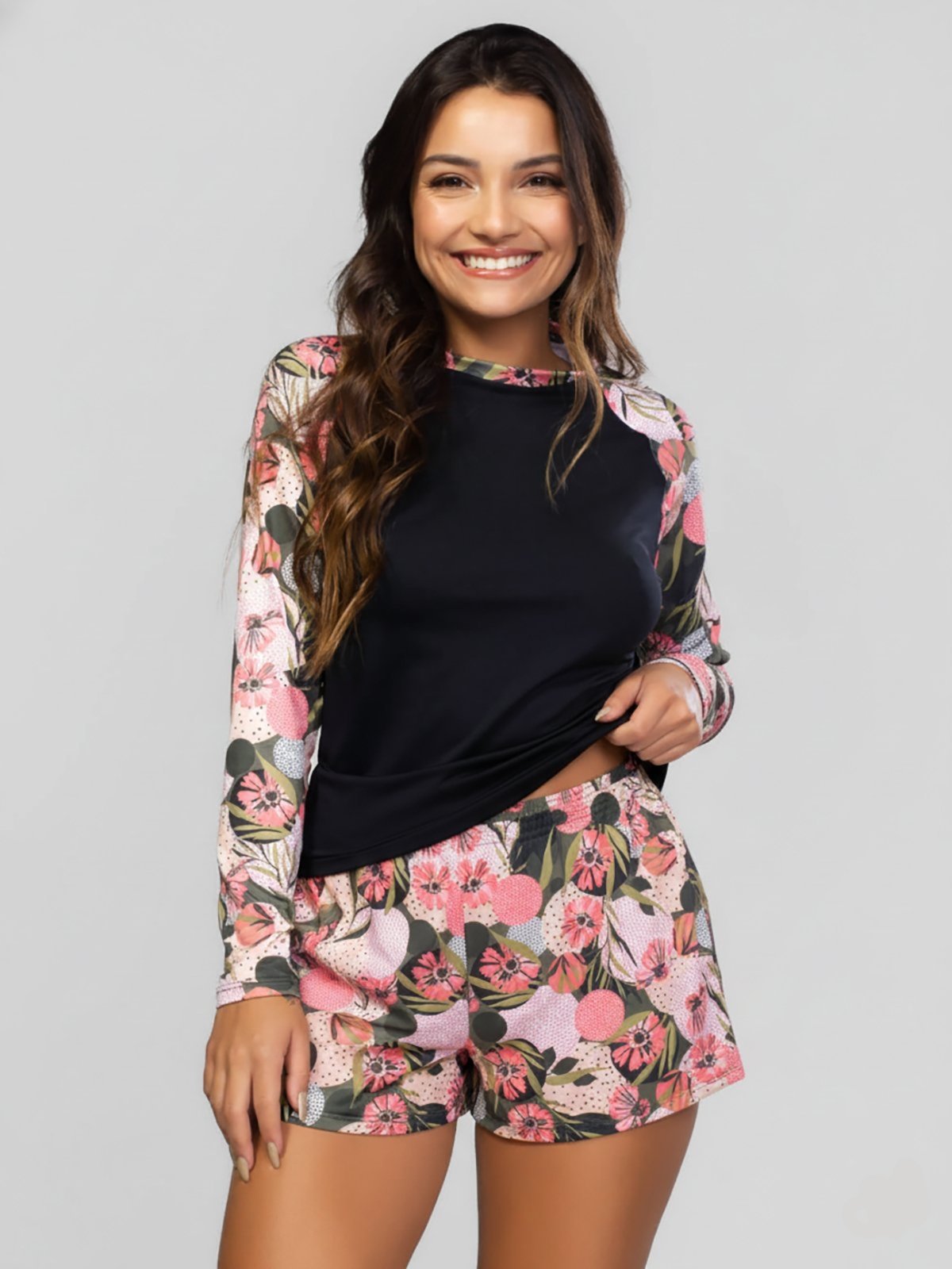Conjunto Vicbela Blusa Feminina Segunda Pele Manga Longa Moda Praia Verão + Short Estampado Curto Saida de Praia Tecido Proteção UV