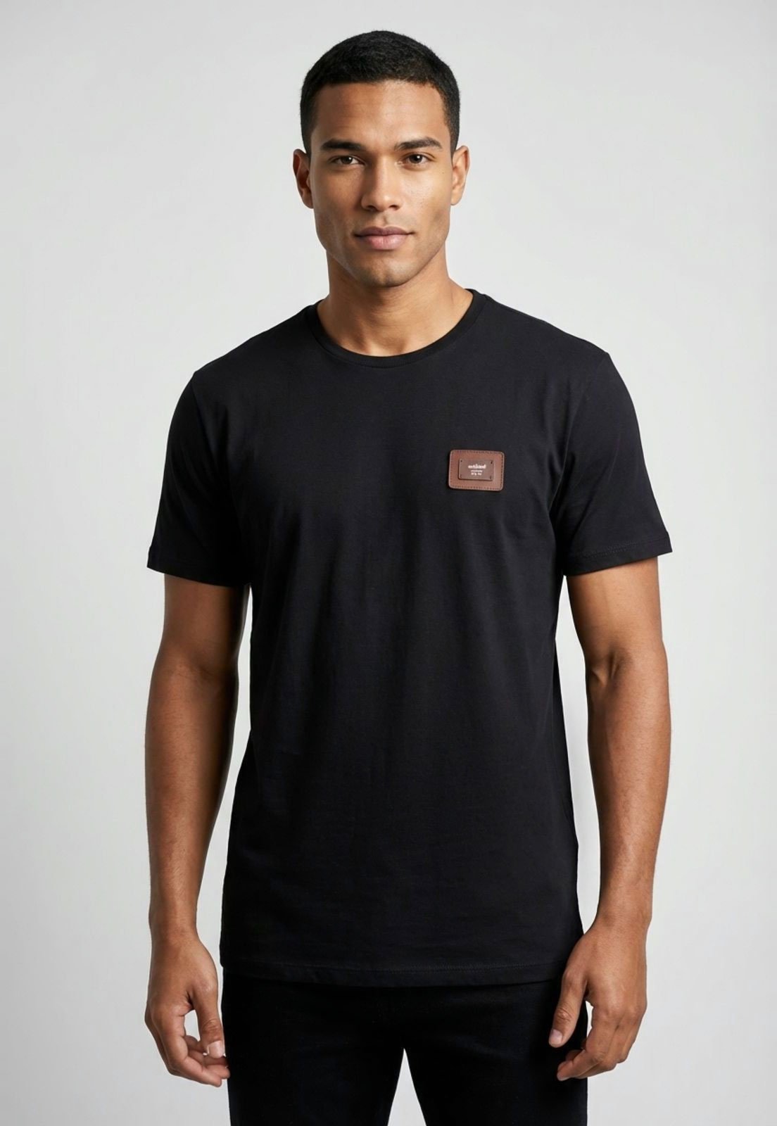 Vista 2 Camiseta Masculina Colcci Etiqueta Logo Preta preto Colcci preto