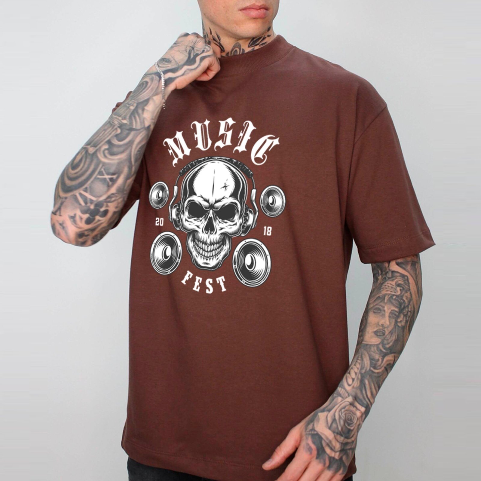 Vista 2 Camiseta Ousy Streetwear Music Fest Caveira com Headphones Oversized Unissex marrom ousy marrom