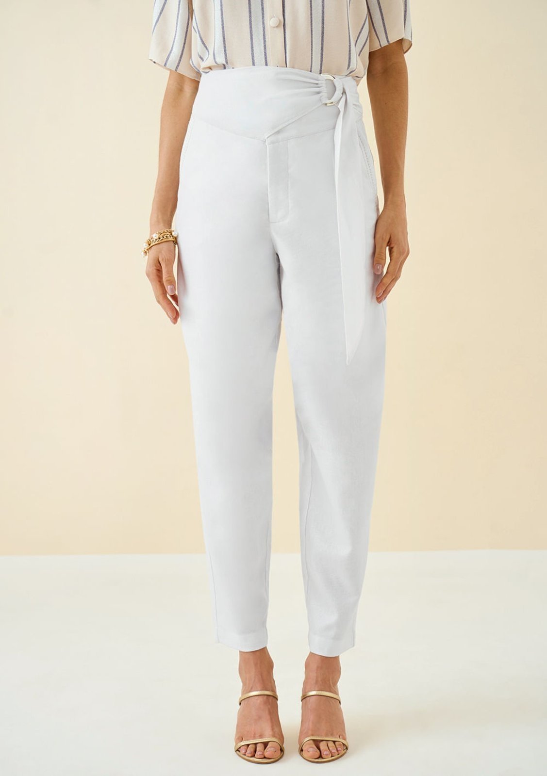 Vista 3 Calça Maria Valentina Cenoura Cós Alto Com Transpasse Bolso Bordado azul Maria Valentina azul