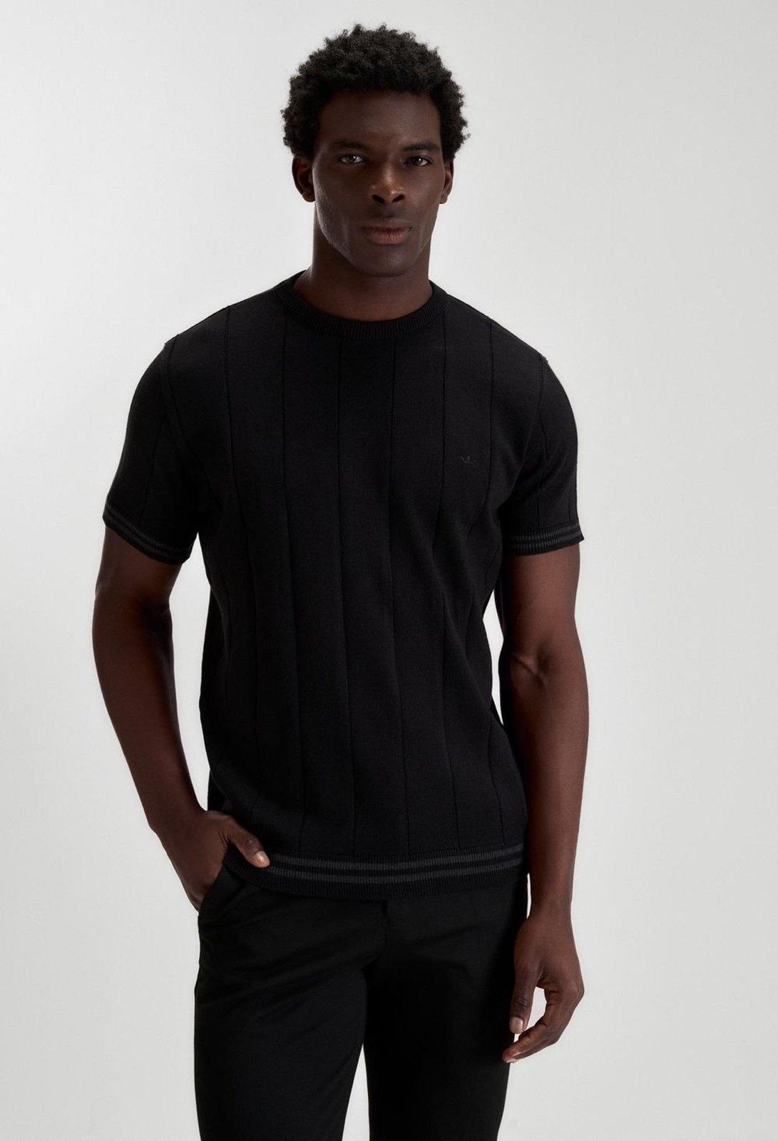 CAMISETA DOCTHOS MANGA CURTA SLIM TRICOT LISTRADA 003 Preto Eg