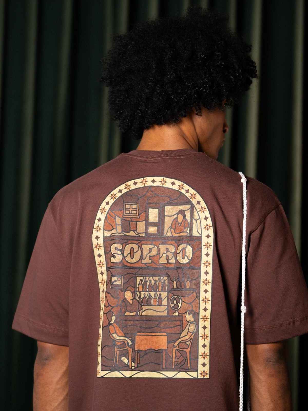 Vista 3 Camiseta Oversized Sopro Cena em Ladrilho marrom Sopro marrom
