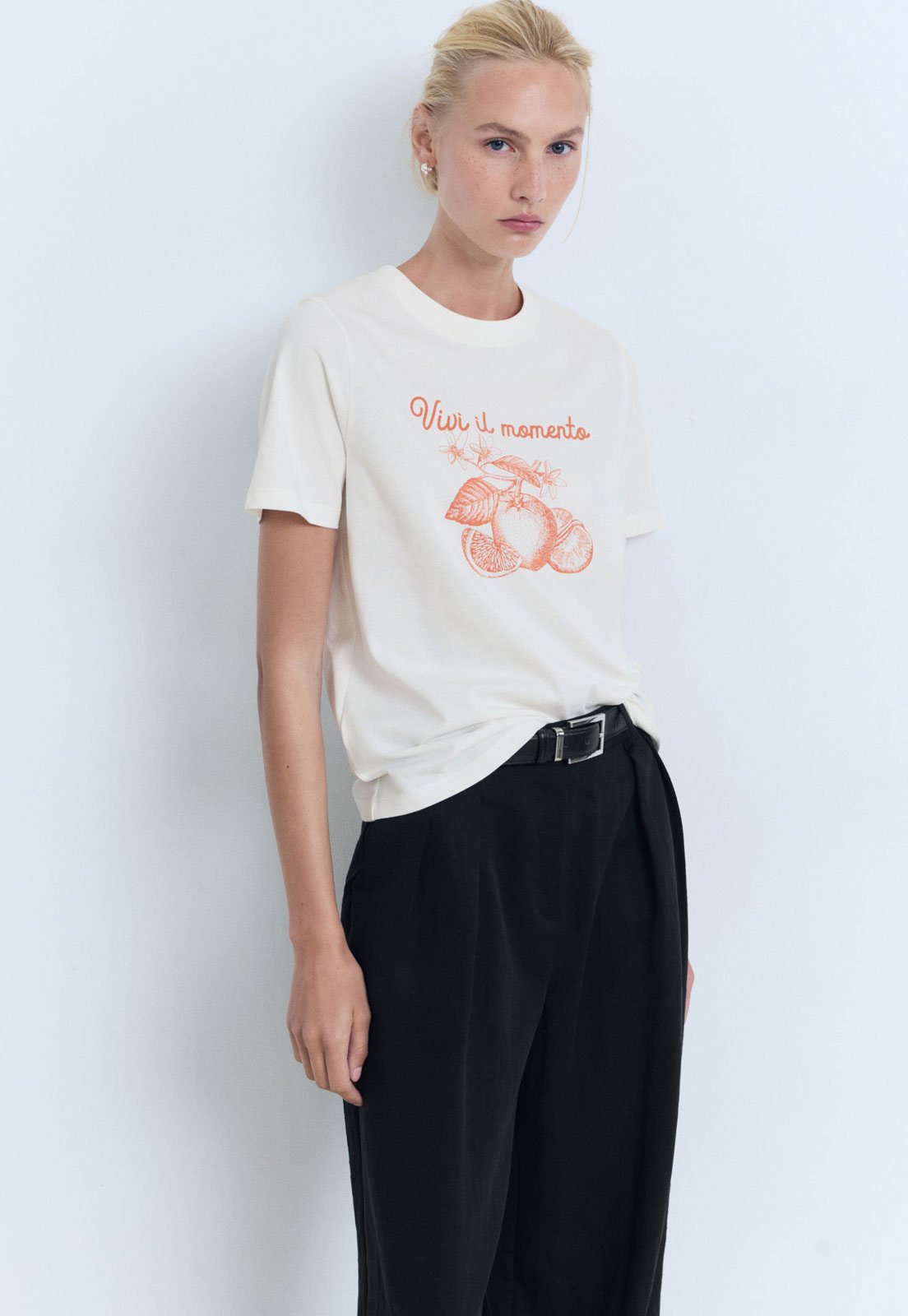 Camiseta Feminina Mango Estampa Vivi il momento Off-White