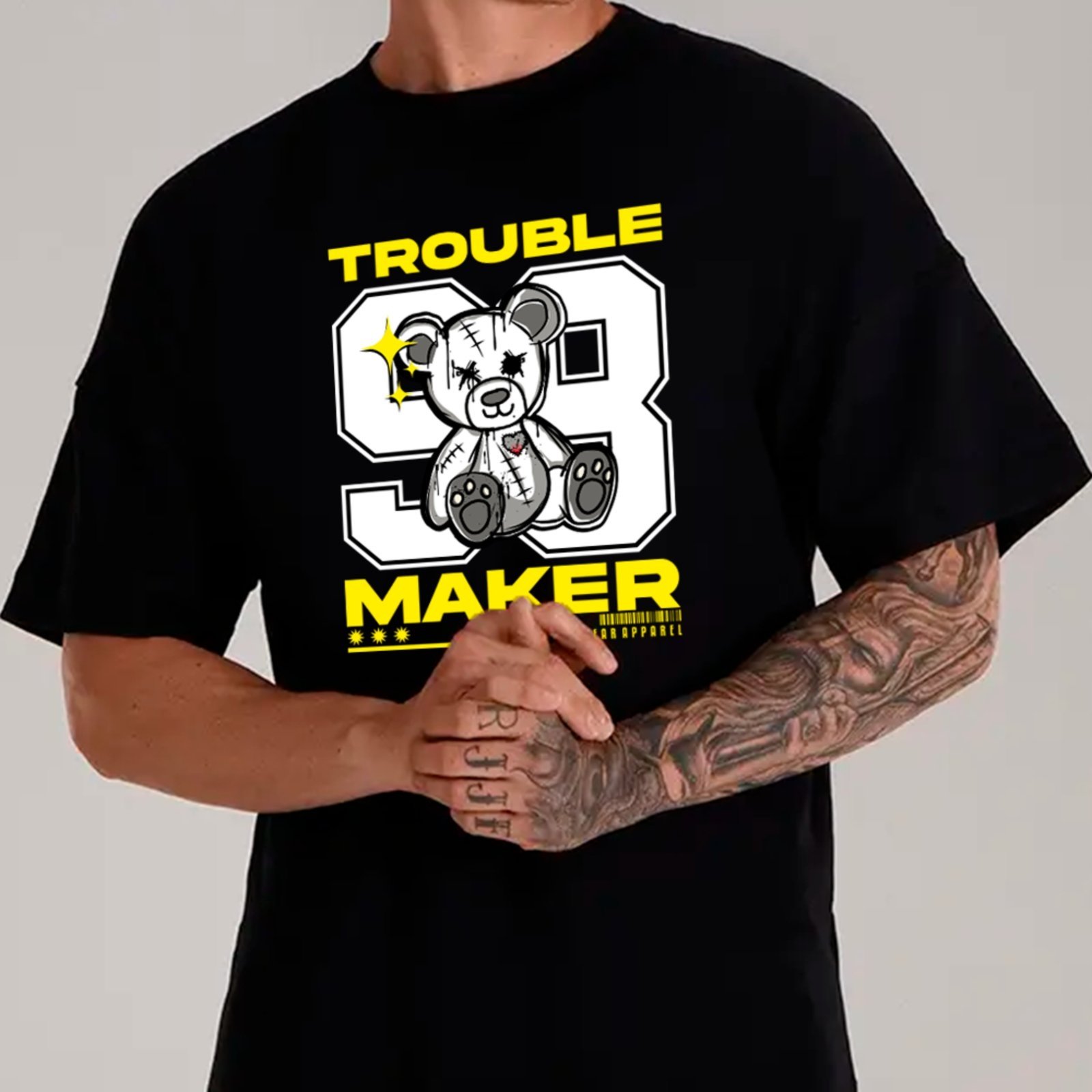 Vista 2 Camiseta Ousy Streetwear Trouble Maker Urso Number 98 Oversized Unissex preto ousy preto