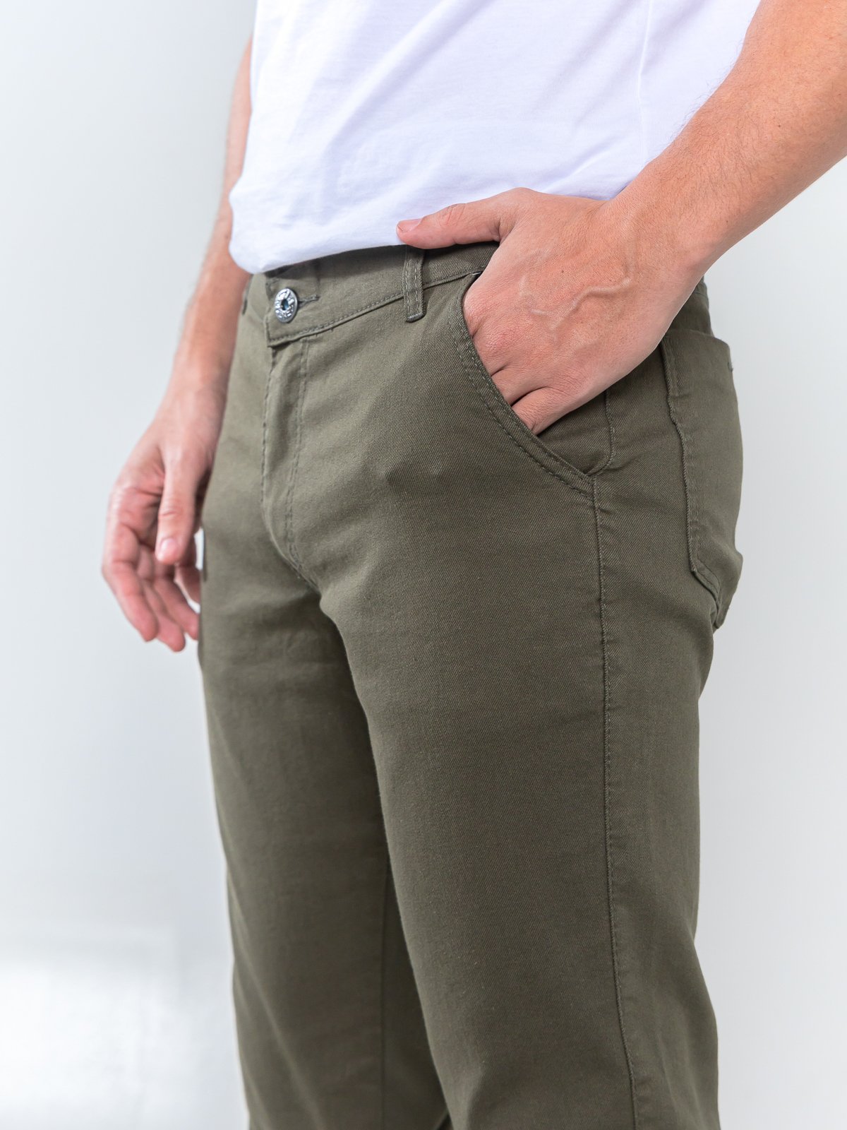 Vista 2 Calça Sarja Masculina Kovali Casual Premium Com Elastano Confortável Bolso-Faca Verde KOVALI FASHION STORE verde militar KOVALI FASHION STORE verde militar