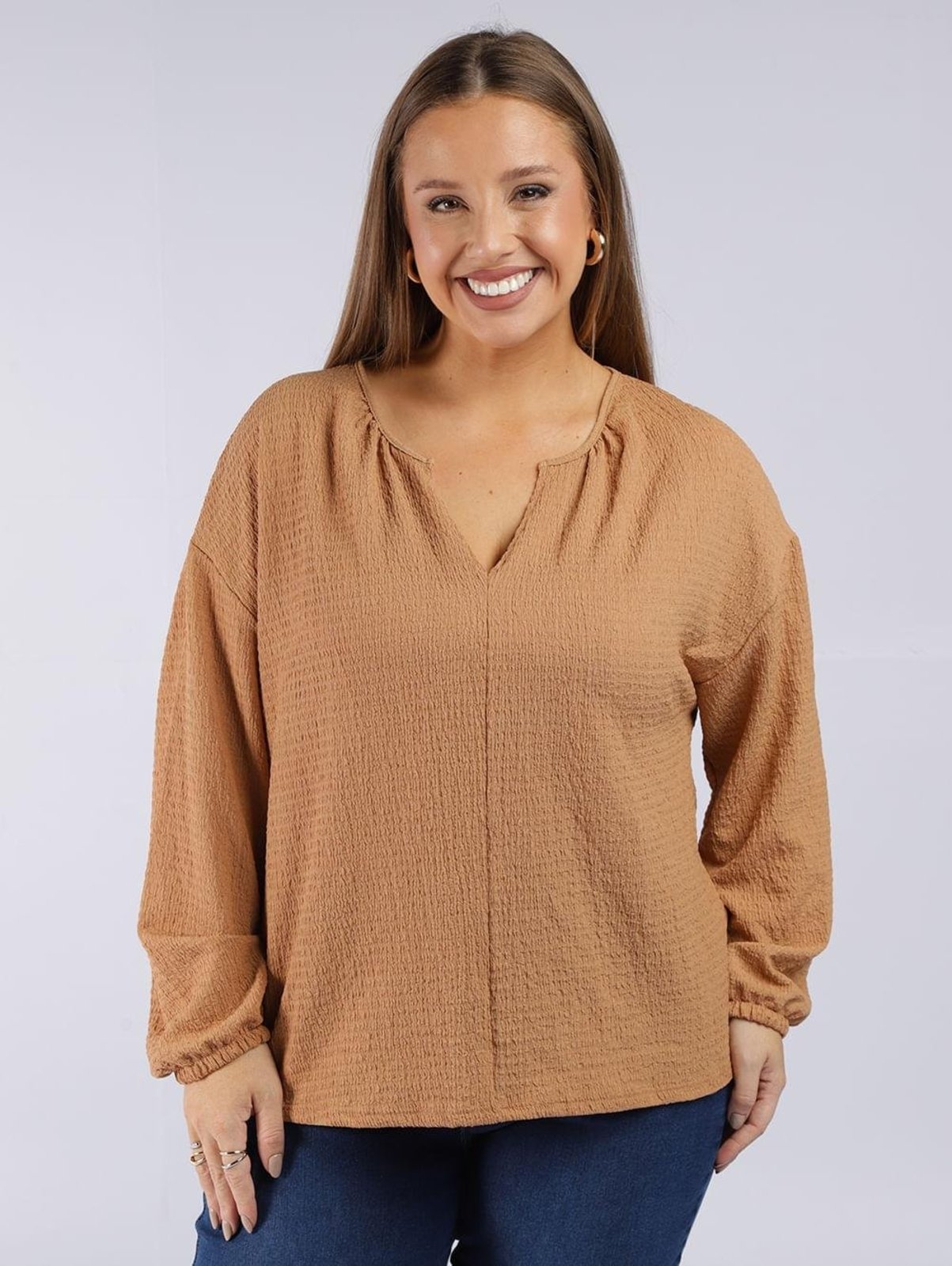 Blusa Bata Plus Size Autentique Malha Texturizada Bege Decote V
