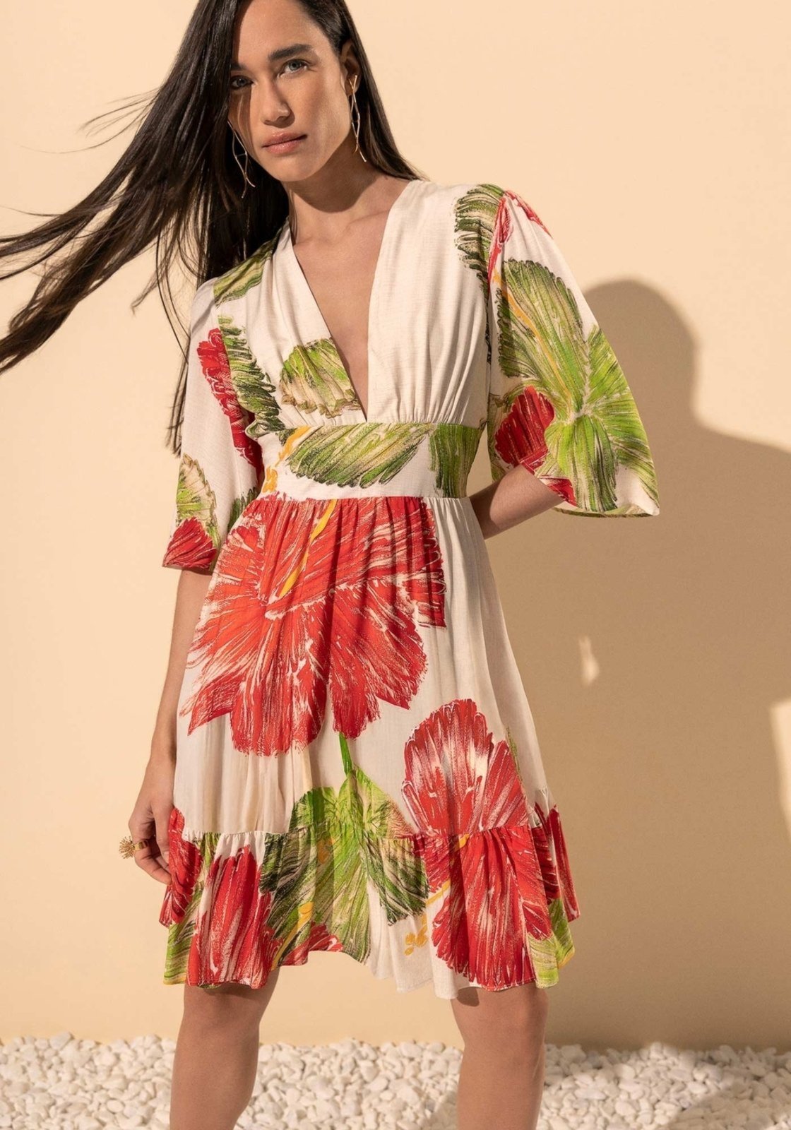 Vestido Curto Estampado Com Mangas Amplas E Decote Em V