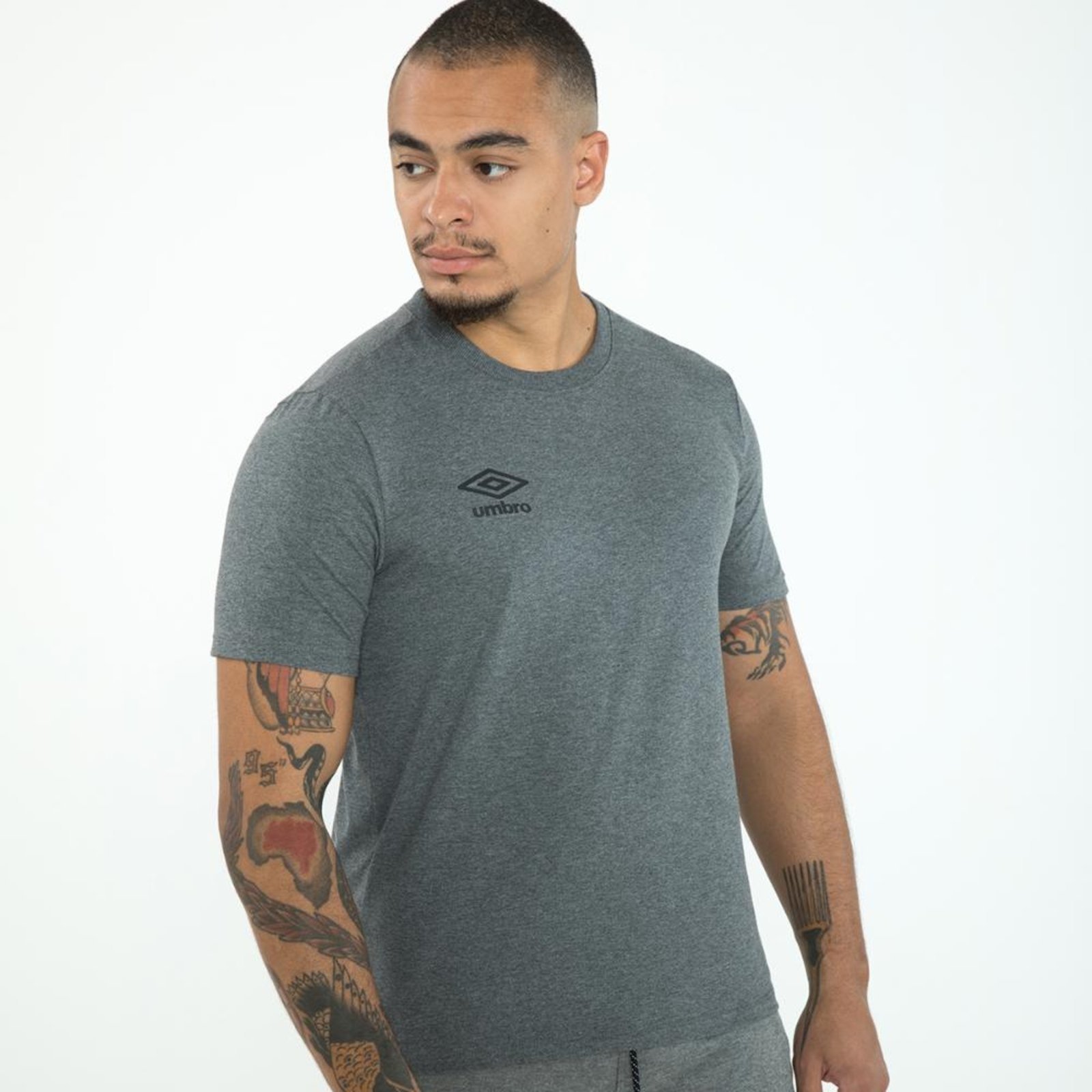 Camiseta Masculina Umbro Essential Incolor