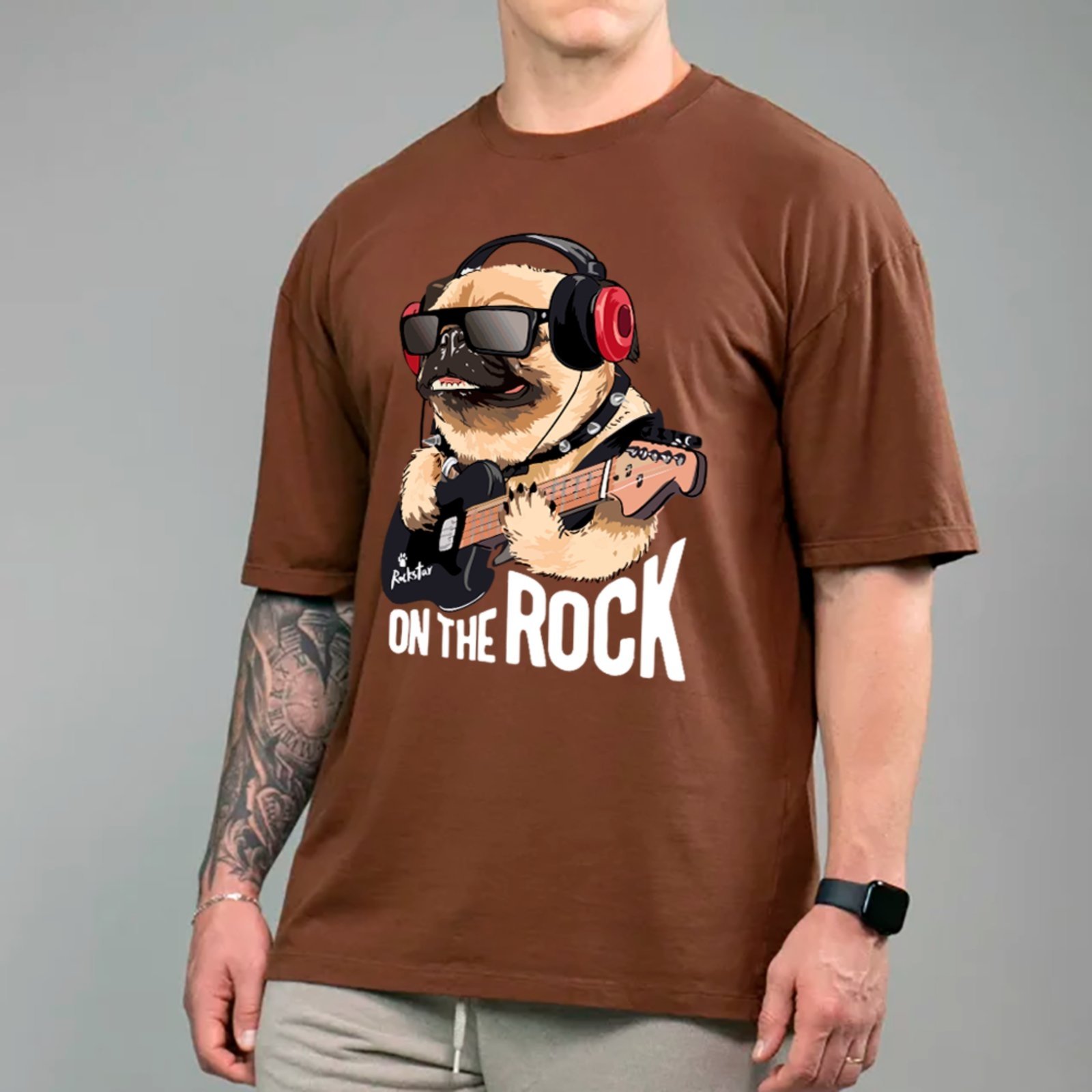 Vista 2 Camiseta Ousy Unissex Streetwear Pug Guitarra Estilo Rock Oversized marrom ousy marrom