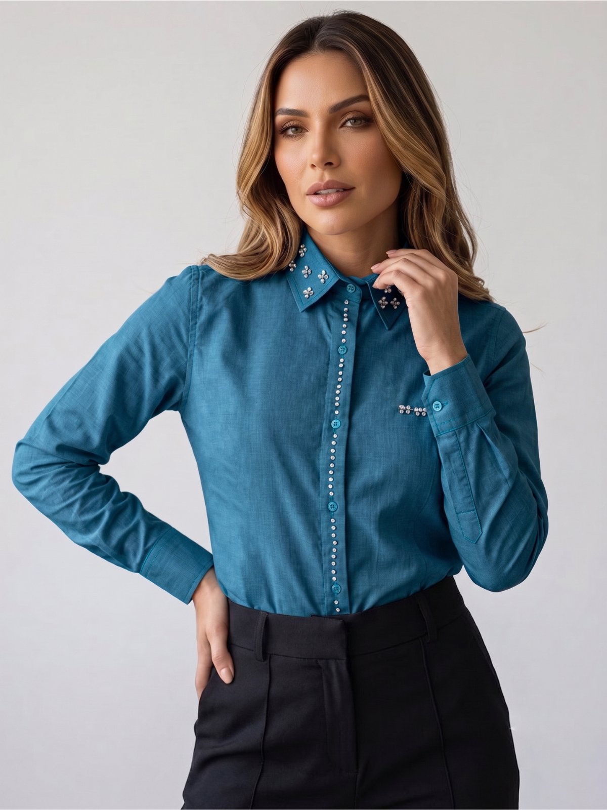 Camisa Social Feminina índigo Estampa Tipo Linho com Strass e Pérolas na Gola e Peitilho Iluminado Premium