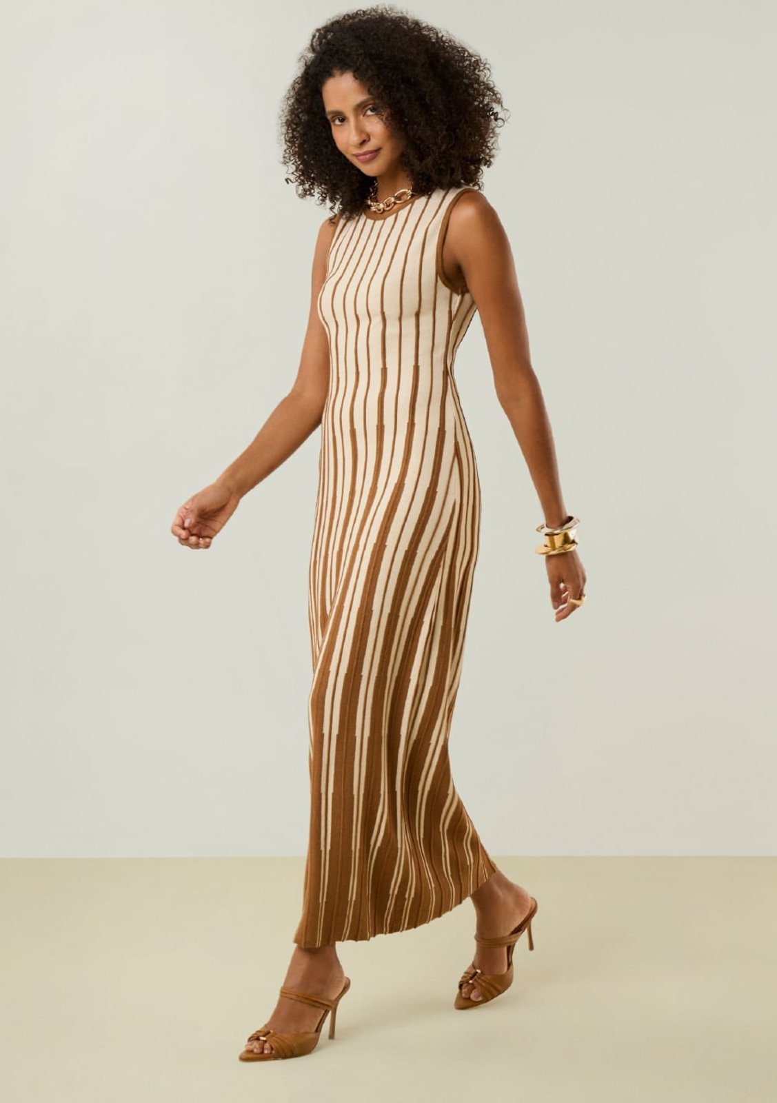 Vestido Maria Valentina Ajustado Decote Careca Sem Manga Longo Marrom