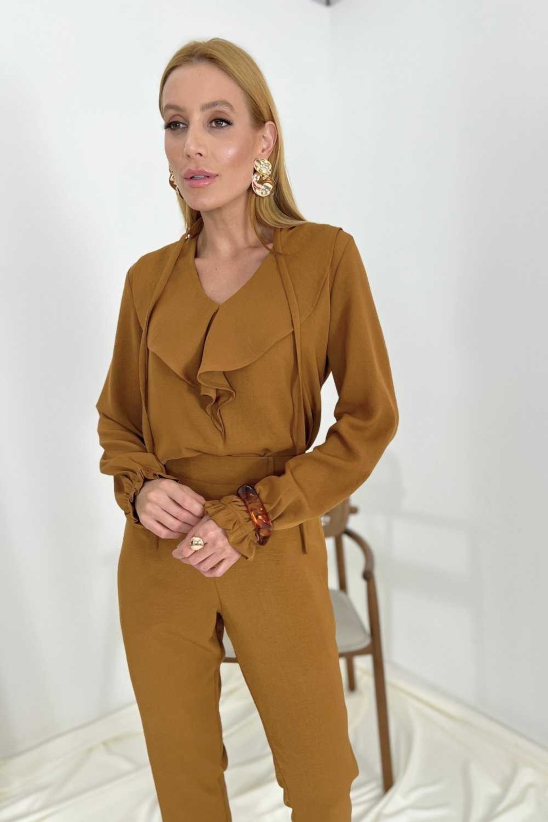 Blusa Vanibele Crepe Caramelo