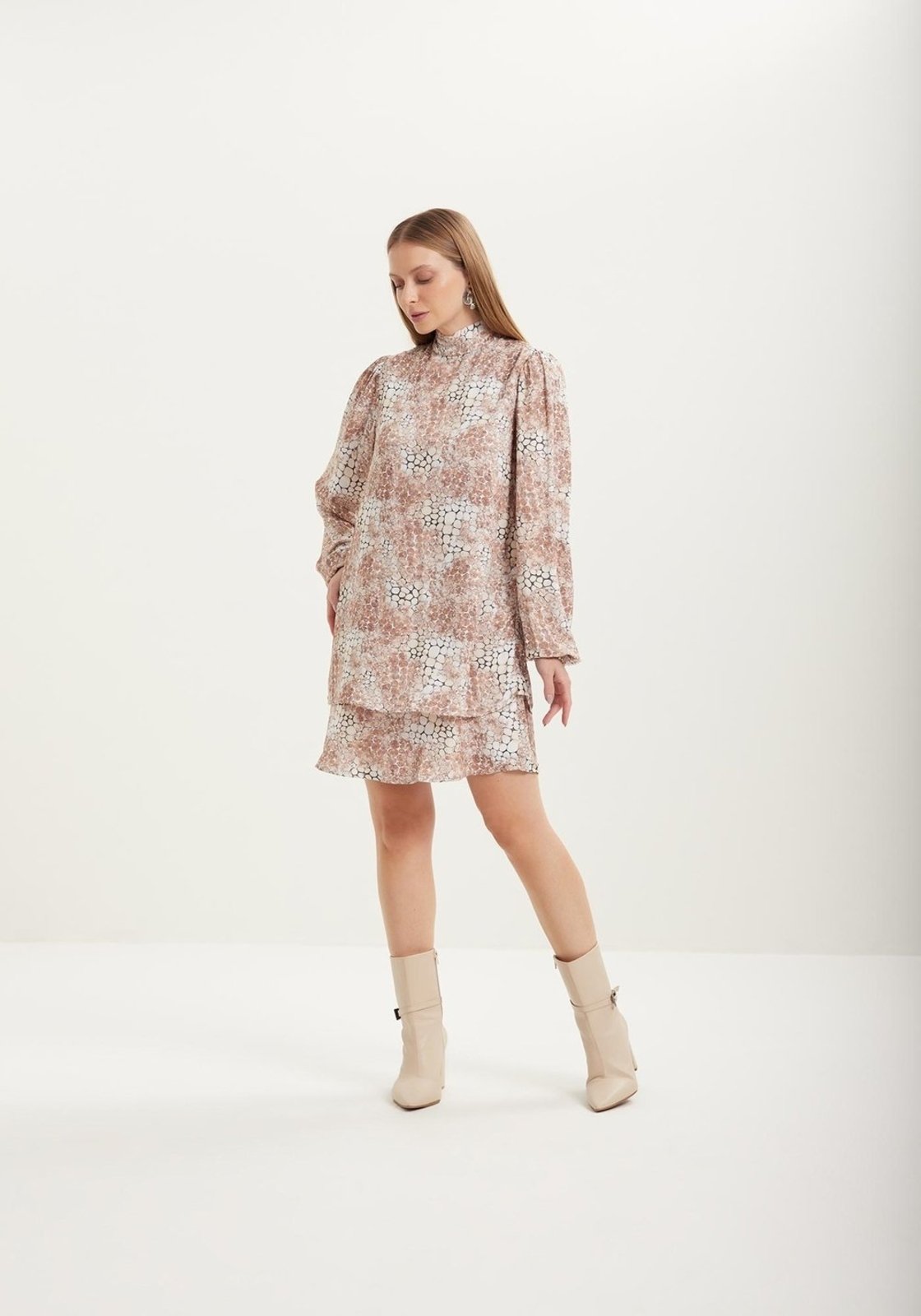 Vestido Curto Estampado Com Mangas Amplas E Gola Alta