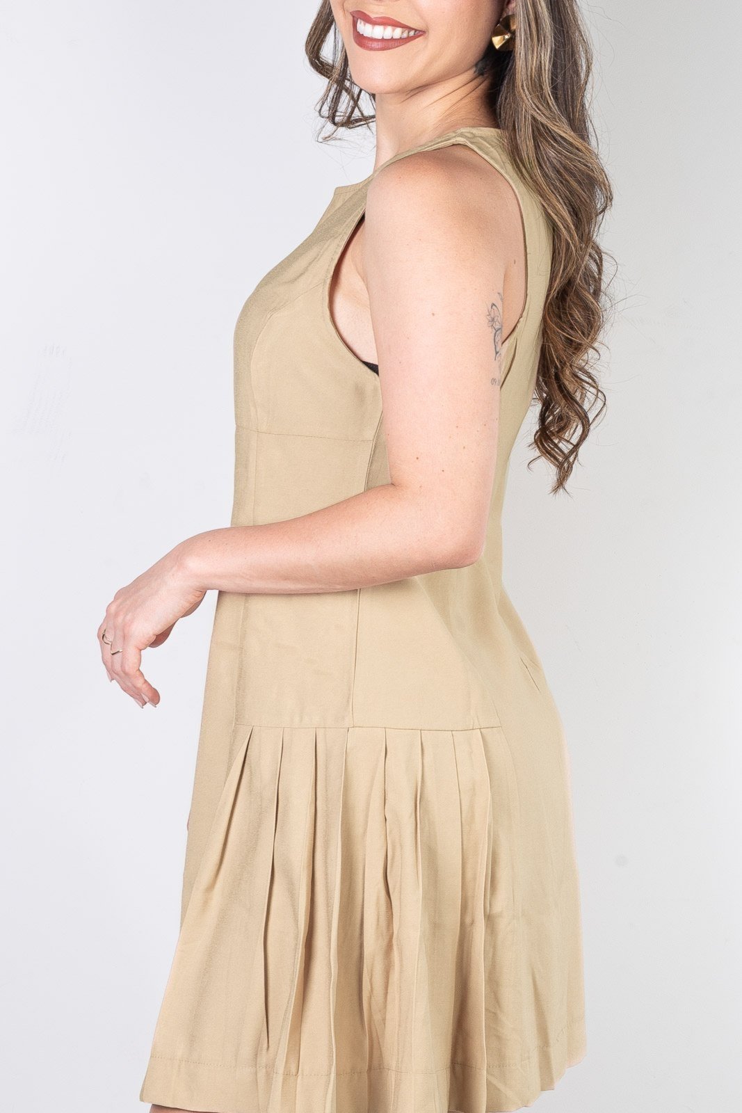 Vista 3 Vestido Enluaze curto godê regata com pregas 51054 bege Enluaze bege