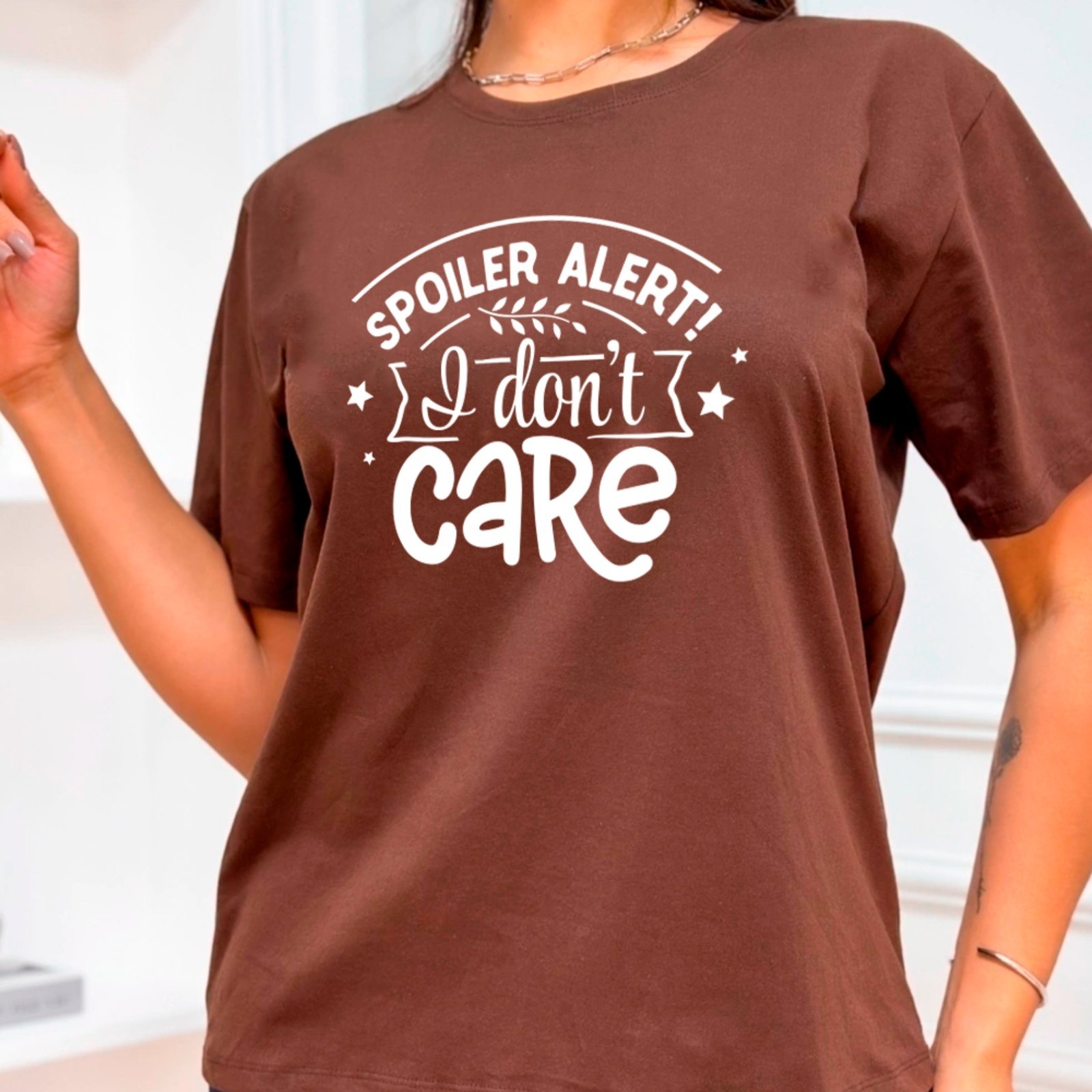 Vista 2 Camiseta Ousy Básica Spoiler Alert Sarcasmo Humor Meme Unissex rosa ousy rosa