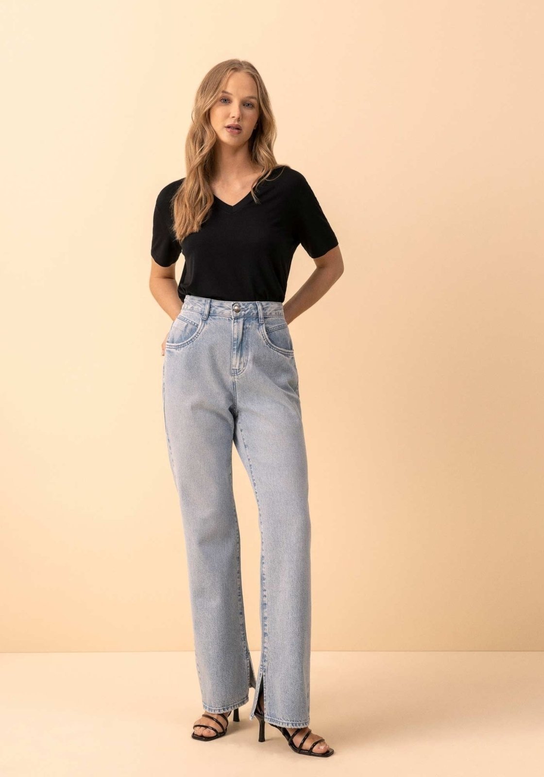 Calça Jeans Reta De Cintura Alta Com Abertura Na Barra