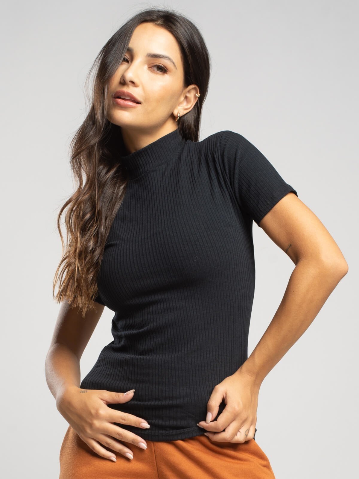 Blusa Canelada Vicbela Manga Curta Gola Alta Preto