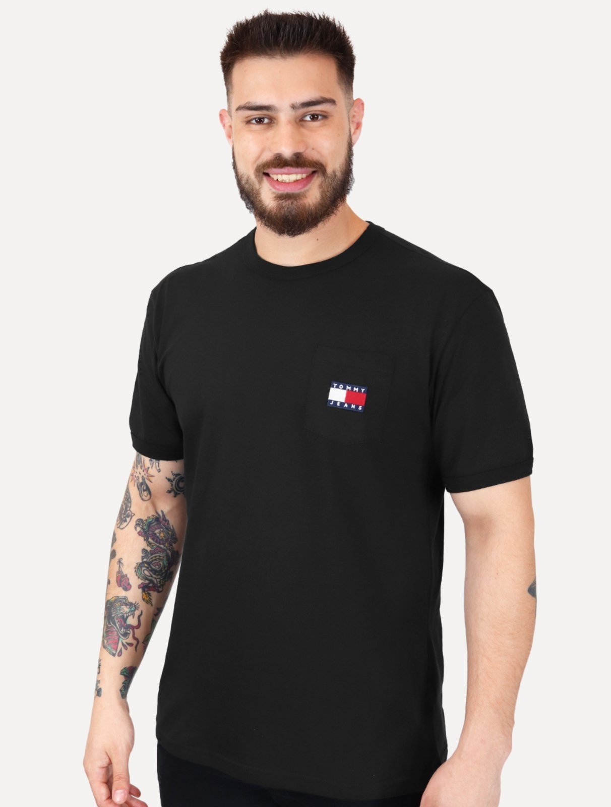 Vista 2 Camiseta Tommy Jeans Masculina Regular Flag Badge Pocket Preta preto Tommy Jeans preto