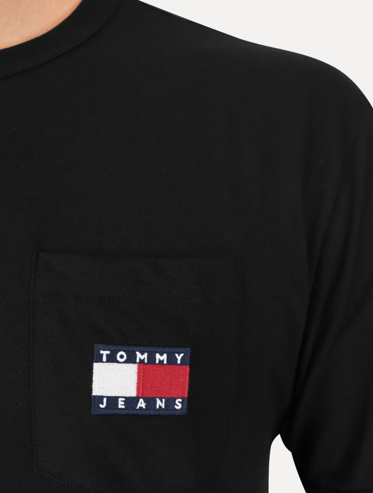 Vista 3 Camiseta Tommy Jeans Masculina Regular Flag Badge Pocket Preta preto Tommy Jeans preto