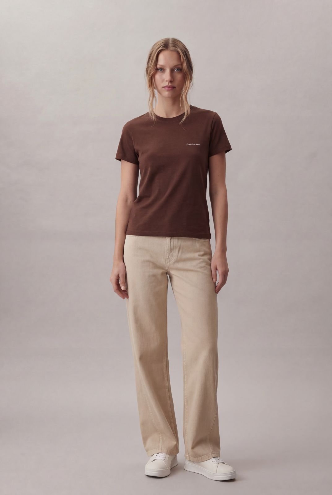 Camiseta Calvin Klein Jeans Feminino Micrologo Peito - Marrom Calvin Klein Jeans