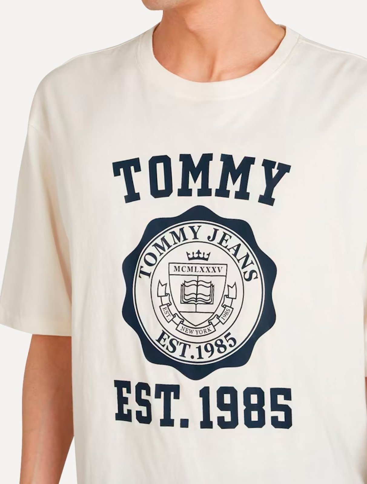 Vista 3 Camiseta Tommy Jeans Masculina Oversized Varsity Badge Off-White off-white white Tommy Jeans off-white white
